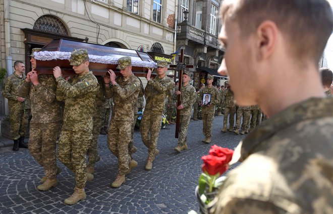 Pogreb ukrajinskih vojakov. FOTO: Jurij Djačišin/AFP
