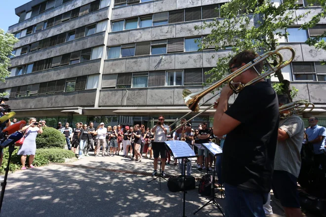 Cinca marinca, je zaigral glasbeni sestav Big banda RTV Slovenija, ki se je na ta način pridružil in podpirl stavko. FOTO: Črt Piksi/Delo