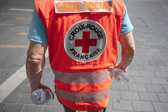 Na jugu Francije rdeči križ ljudem nosi vodo. FOTO: Lionel Bonaventure/AFP
