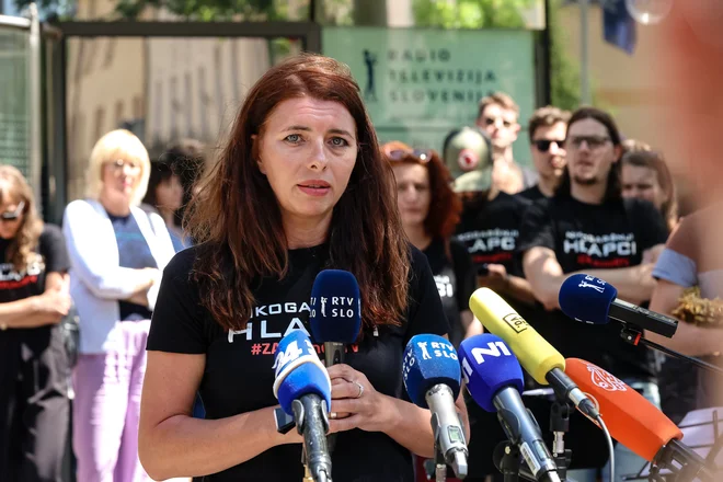 Voditeljica in urednica Tednika Jelena Aščić je dejala, da so v oddaji želeli predstaviti razmere na RTV Slovenija, a je Rebernikova naročila odpoved vseh produkcijskih kapacitet za izvedbo oddaje. FOTO: Črt Piksi/Delo