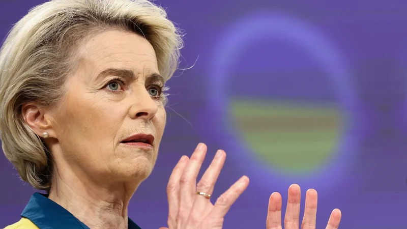 Fotografija: Predsednica evropske komisije Ursula von der Leyen je prepričana je, da je obnova Ukrajine v vitalnem interesu EU. »V našem strateškem interesu je, da dinamična demokracija premaga grozno vojno in da ne bo na meji spodletela država,« je dejala. FOTO: Kenzo Tribouillard/AFP