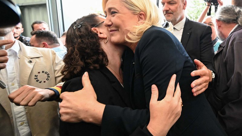 Fotografija: Tudi skrajna desnica Marine Le Pen je močno okrepila pozicijo v narodni skupščini. FOTO: Denis Charlet/AFP
