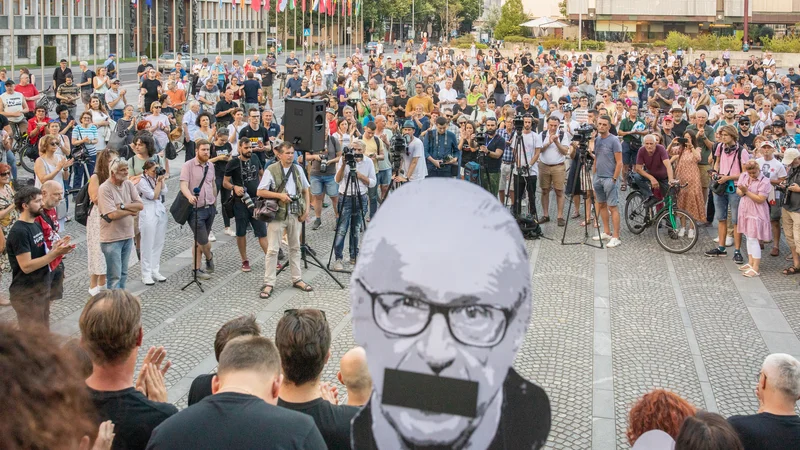 Fotografija: »Še vedno nas je več. Več nas je, ker imamo prav,« je svoj govor začel nekdanji voditelj Studia City Marcel Štefančič. FOTO: Voranc Vogel/Delo