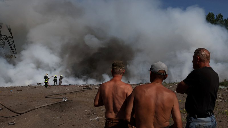 Fotografija: Bombardiranje je povzročilo požare v Harkovu. FOTO: Leah Millis/Reuters
