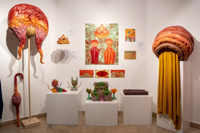 Odlično sodelovanje med umetnikoma in kuratorjem je iz razstave jasno razvidno, saj prva galerijska predstavitev umetnikov ostaja zvesta njuni ekstravaganci in je nikakor ne omejuje. FOTO: Klemen Golob
