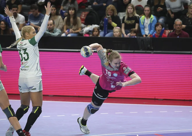 Krožna napadalka Krima Mercatorja Valentina Klemenčič je ena najbolj perspektivnih igralk v Evropi in že ima izkušnje iz lige prvakinj in članske reprezentance. FOTO: Jože Suhadolnik