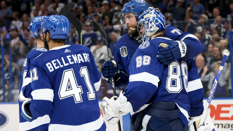 Fotografija: Hokejisti moštva Tampa Bay Lightning so se takole veselili zmage nad tekmeci iz Denverja. FOTO: Bruce Bennett/AFP