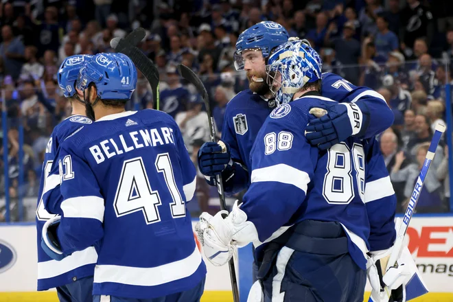Hokejisti moštva Tampa Bay Lightning so se takole veselili zmage nad tekmeci iz Denverja. FOTO: Bruce Bennett/AFP
