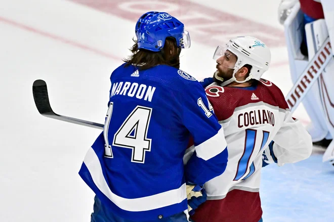 Patrick Maroon (levo) je trdo prijel Andrewa Cogliana. FOTO: Julio Aguilar/AFP
