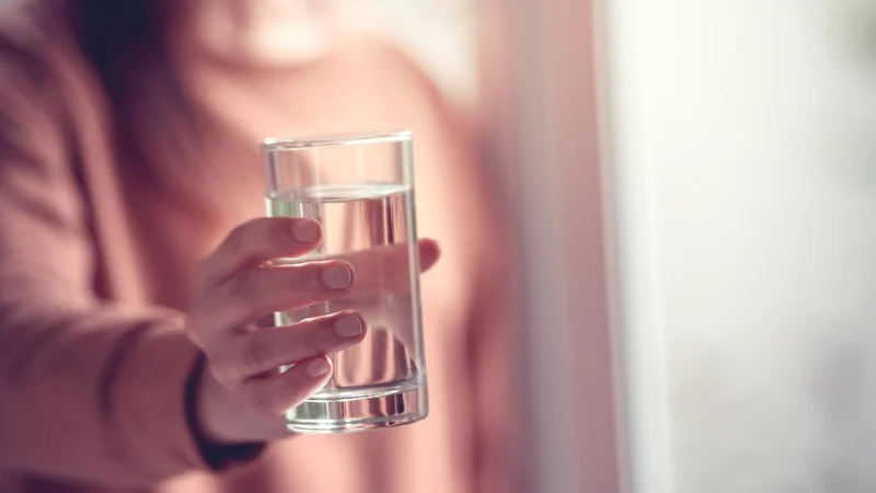 Fotografija: Jutro začnite s kozarcem vode. FOTO: Arhiv Polet Delo/Shutterstock