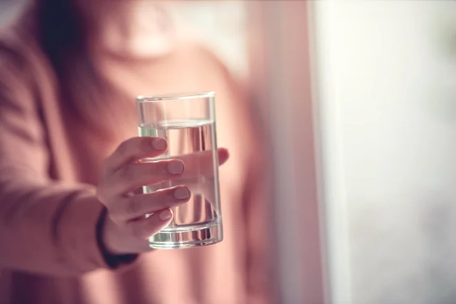 Jutro začnite s kozarcem vode. FOTO: Arhiv Polet&nbsp;Delo/Shutterstock

