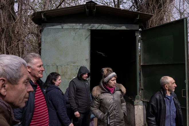 Ljudje pred kemično tovarno Azot, v kateri so si našli zatočišče. FOTO: Marko Djurica/Reuters
