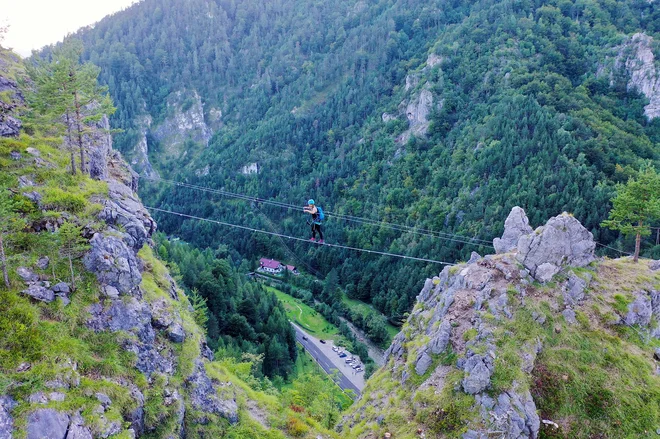 Ferata v soteski Mučevo je primerna tako za začetnike kot za izkušene plezalce. FOTO: Boris Keber
