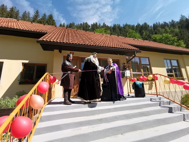 Kralj Matjaž (Srečko Gole) in njegova Alenčica (Srečkova hčerka Katja) otrokom iz vse Slovenije v nekdanji podružnični osnovni šoli v Koprivni obljubljata nepozabne počitiniške tabore. FOTO: Boris Keber

