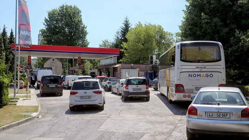 Fotografija: Petrol je v času regulacije gorivo prodajal z izgubo, prodaja pa je bila večja kot sicer. FOTO: Blaž Samec/Delo