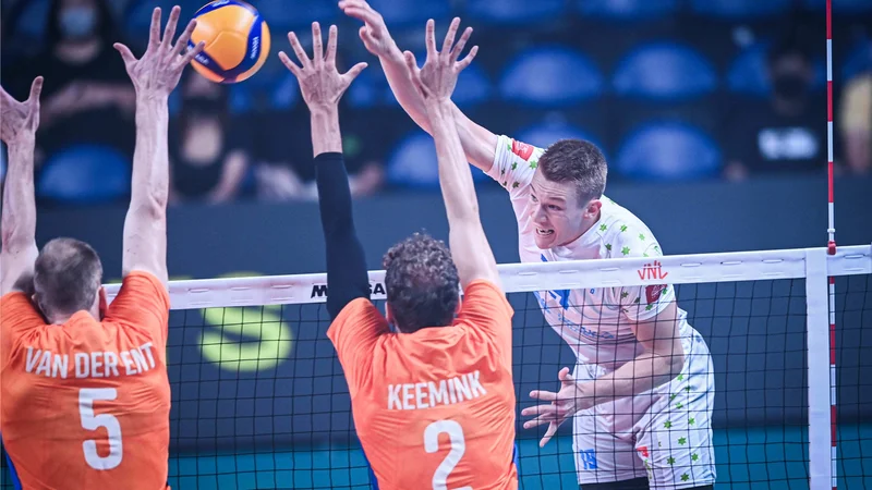 Fotografija: Rok Možič je bil z 12 točkami najučinkovitejši Slovenec, a to je bilo premalo za razcvetele tulipane. FOTO: FIVB