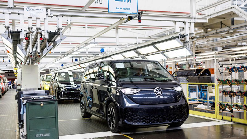 Fotografija: Združenje nemške avtomobilske industrije VDA je oceno rasti prodaje na avtomobilskem trgu v Nemčiji za letos zmanjšalo s pet odstotkov na tri. FOTO: Axel Heimken/AFP
