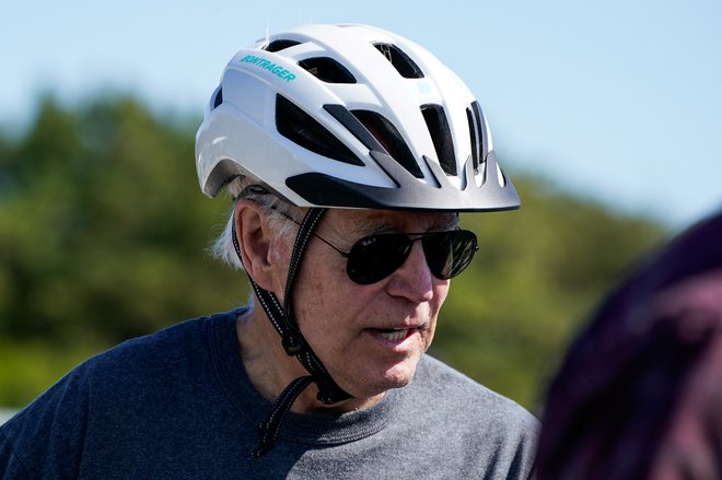 Joe Biden je neizkušen kolesar. FOTO: Elizabeth Frantz/Reuters
