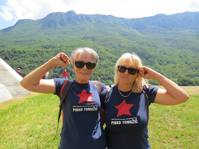 Primorki Milica Fajt (na fotografiji levo) in Adrijana Skok s partizanskim pozdravom
