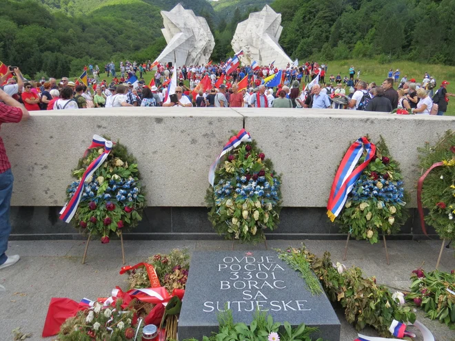 Številne delegacije so na kostnico padlih borcev položile cvetje in vence. Fotografije Bojan Rajšek
