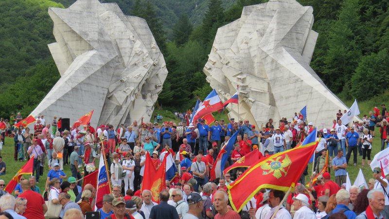 Fotografija: V spomin na bitko vseh bitk se je minulo soboto več tisoč ljudi udeležilo tradicionalne slovesnosti pod mogočnim spomenikom kiparja Miodraga Živkovića.
