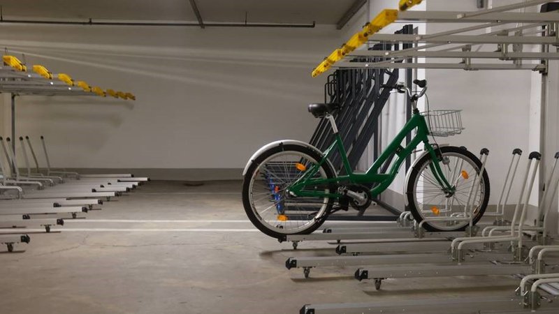 Fotografija: V pokriti kolesarnici v garažni hiši pod Kongresnim trgom bo prostora za sto koles. FOTO: MOL
