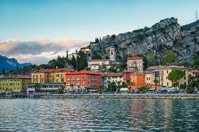 Slikovito mesto Limone je znano po nasadih limon. FOTO: Shutterstock
