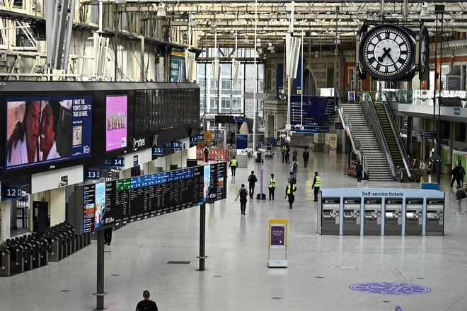 Na železniški postaji Waterloo ob delavnikih običajno mrgoli ljudi. Foto: Ben Stansall/Afp
