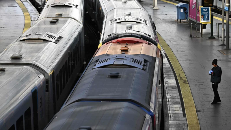 Fotografija: Prazni peroni londonske postaje Waterloo med današnjo stavko zaposlenih v železniškem prometu Foto: Ben Stansall/Afp