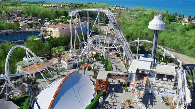 Zabaviščni park s pogledom na Gardsko jezero. FOTO: Gardaland/promocijsko gradivo