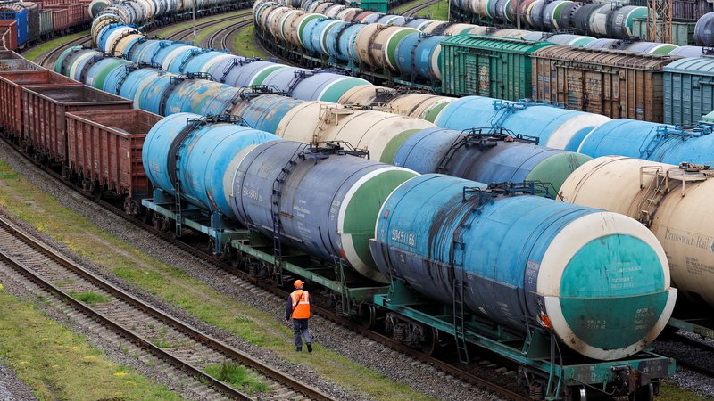 Fotografija: Po sobotni omejitvi železniškega prometa je Litva za blago, ki je pod sankcijami EU, včeraj prepovedala še cestni tranzit med rusko matico in njeno eksklavo Kaliningradom. FOTO: Vitalij Nevar/Reuters
