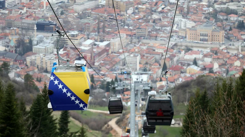 Fotografija: V Sarajevu že dolgo upajo, da bo Bosna in Hercegovina pridobila status kandidatke za članstvo v EU. Zdaj se jim sveti šibak žarek upanja, da se bo to končno zgodilo. Foto Dado Ruvić/Reuters
