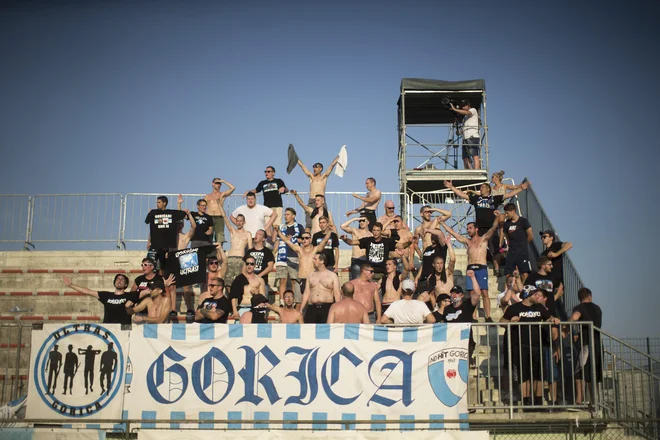 Goriški navijači bodo po letu dni znova lahko spodbujalis voje nogometašev v prvi lsovenski ligi. FOTO: Jure Eržen/Delo
