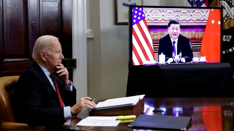Fotografija: Napoved Joeja Bidna, da se namerava v kratkem pogovoriti s kitajskim voditeljem Xi Jinpingom, preden bo sprejel odločitev o odpravi določenega dela 25-odstotnih carin na izdelke v vrednosti več sto milijard dolarjev, je že sama po sebi kitajska zmaga. FOTO: Jonathan Ernst/Reuters
