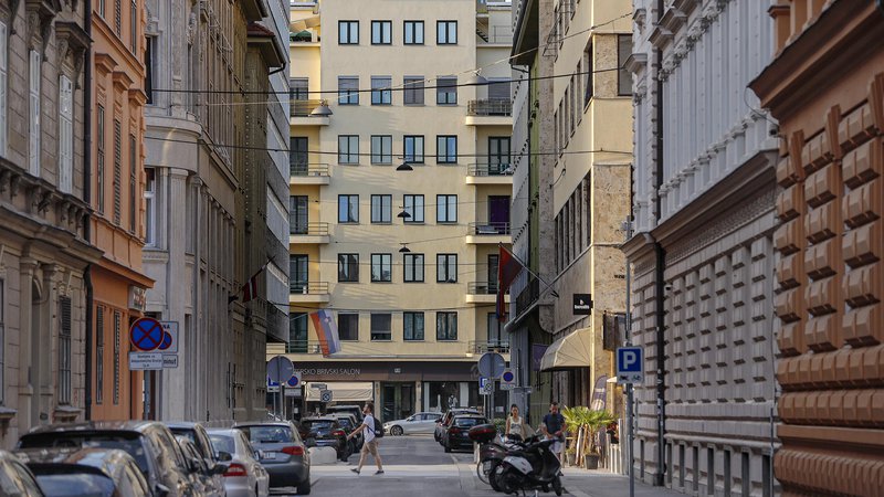 Fotografija: Uspešna stanovanjska politika je precej več kot samo gradnja posameznih bivalnih enot. FOTO: Jože Suhadolnik/Delo