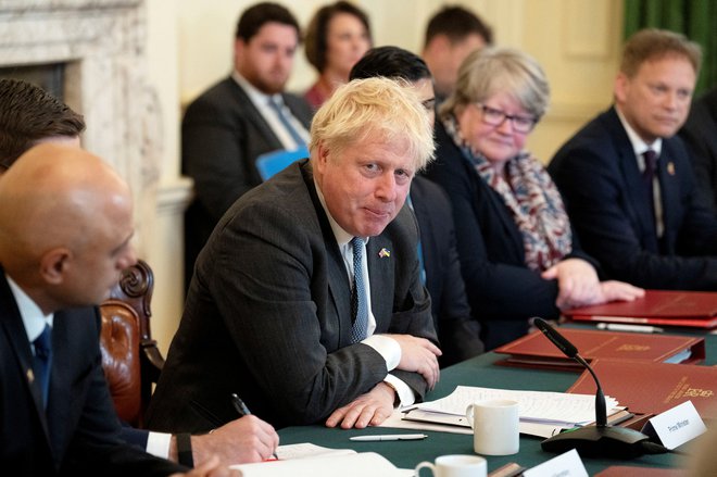 Premier Boris Johnson med zasedanjem vladnega kabineta. Foto: Carl Court/Reuters
