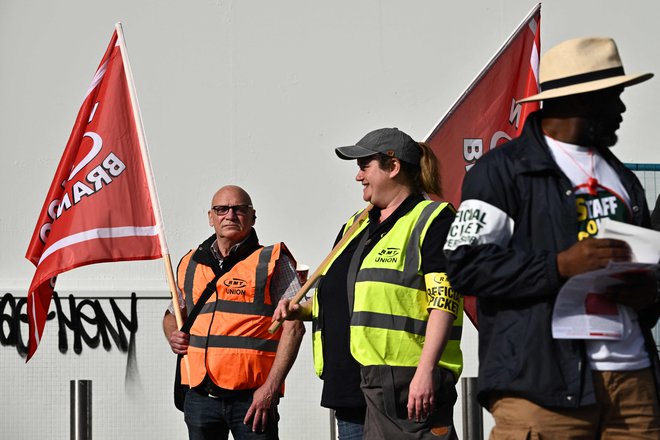 Železniški delavci si želijo višjih plač in varnejših zaposlitev. Foto: Ben Stansall/Afp
