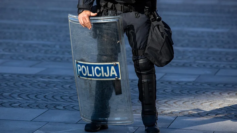 Fotografija: Zaposlenima očitajo hujše kršitve delovnih obveznosti, saj so podani razlogi za sum storitve kaznivega dejanja, za katerega se storilec preganja po uradni dolžnosti in je storjeno v povezavi z opravljanjem dela. FOTO: Voranc Vogel/Delo
