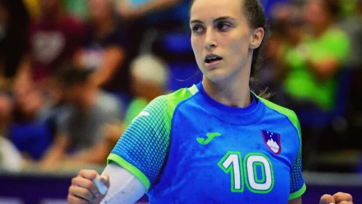 Fotografija: Slovenska desetica Erin Novak meče žogo s hitrostjo 100 km/h. FOTO: RZS