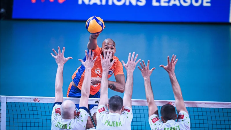 Fotografija: Slovenski blok ni bil dovolj trden za odličnega nizozemskega kapetana Nimirja Abdel-Aziza. FOTO: FIVB
