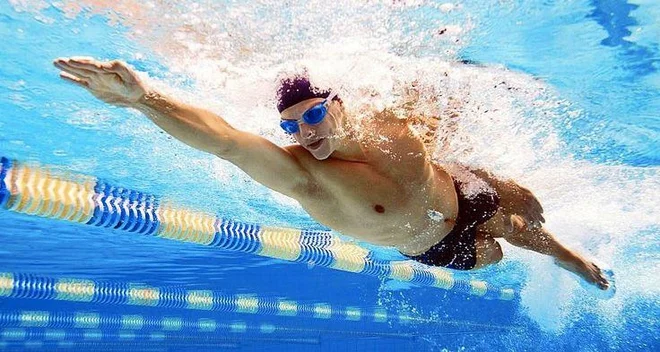 Mnogi plavalci radi dvignejo glavo naprej, preden se obrnejo na stran, da zajamejo zrak, kar je neučinkovito in povzroči veliko upora. FOTO: Arhiv Polet/Shutterstock
