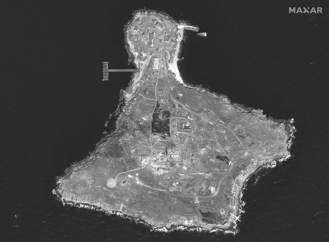 Satelitski posnetek Kačjega otoka. FOTO: Maxar Technologies/Reuters
