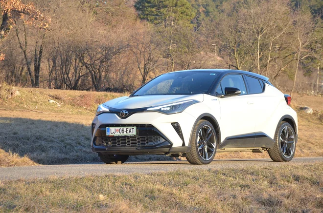 Toyota CH-R ni ravno najnovejši model te japonske znamke, nasprotno. Malce sape mu želijo dati z bolj dinamično izvedbo, kar pa stane precej denarja.
FOTO: Gašper Boncelj