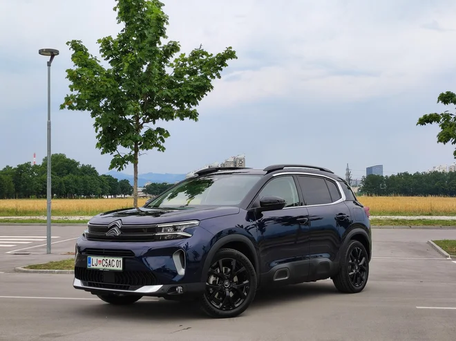 Prenovljeni citroën C5 aircross je obdržal zunanje mere, pridobil pa nekaj oblikovalske svežine, ki se kaže v drugačnem svetlobnem podpisu in kakšni dodatni zlomljeni liniji. FOTO: Boštjan Okorn
