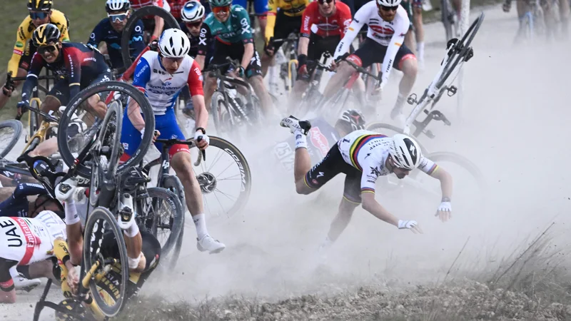Fotografija: Julian Alaphilippe (desno) je 5. marca na dirki v Italiji v skupinskem padcu potegnil najkrajšo. FOTO: Marco Bertorello/AFP