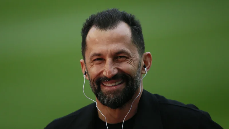 Fotografija: Prvi mož Bayernove zasedbe Hasan Salihamidžić je Robertu Lewandowskemu vedeti, da ima pogodbo še do konca naslednje sezone. FOTO: Thilo Schmuelgen/Reuters