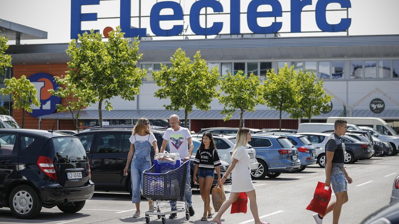 Fotografija: Trgovska veriga E. Leclerc se je v Franciji samoiniciativno za določeno obdobje odločila zamrzniti cene tistih izdelkov, po katerih potrošniki najbolj posegajo, na raven pred zadnjo krizo. FOTO: Uroš Hočevar
