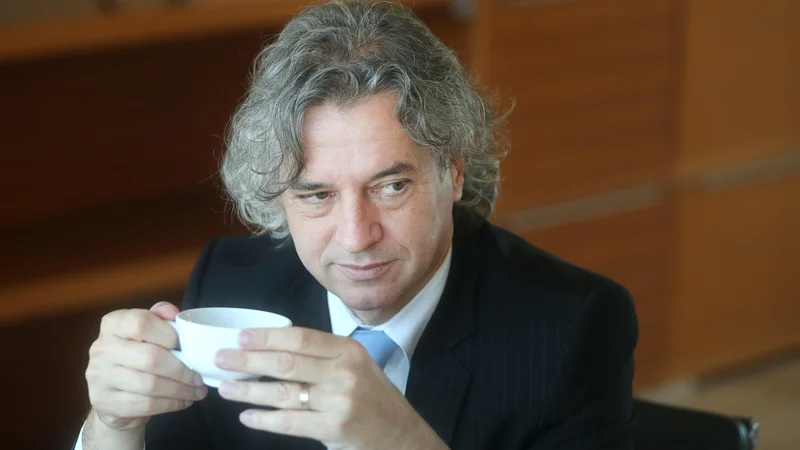 Robert Golob, predsednik vlade, poudarja, da kadrovanj v državnih družbah ne bo več prepustil generalnim sekretarjem strank. FOTO: Blaž Samec