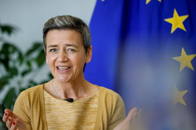 Izvršna podpredsednica Margrethe Vestager, pristojna za politiko varstva konkurence, je povedala: »Konsolidacijo moramo pozorno spremljati, da bi preprečili umetno napihnjene cene goriv na črpalkah zaradi pomanjkanja konkurence.« FOTO: Johanna Geron/Reuters

