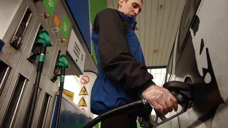 Fotografija: Evropska komisija je zaskrbljena, da bi prevzem druge največje verige bencinskih servisov v Sloveniji OMV, ki ga namerava opraviti madžarski Mol, zmanjšal konkurenco na maloprodajnih trgih motornih goriv v Sloveniji. FOTO: Leon Vidic/Delo
